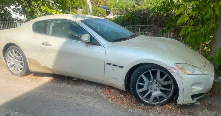 Maserati GranTurismo abbandonata in Calabria: la sportiva col V8 Ferrari è ridotta malissimo