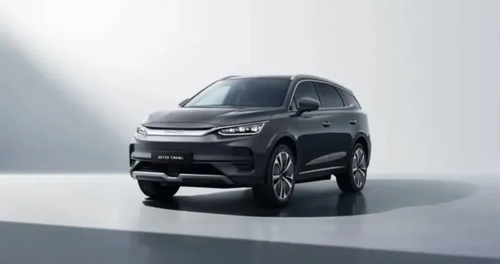 Nuova BYD Tang: il SUV elettrico a 7 posti debutta al Salone dell'Auto di Torino