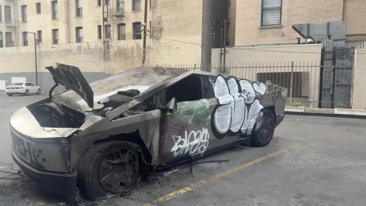 Mistero a Los Angeles, Tesla Cybertruck abbandonato e vandalizzato