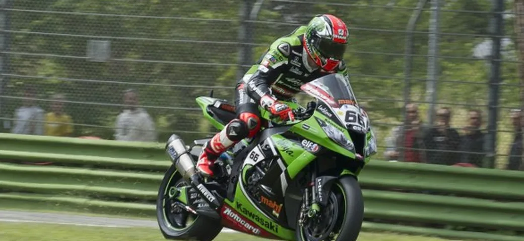 SBK, Imola: Sykes irresistibile in Gara-1, Giugliano ottimo 2°