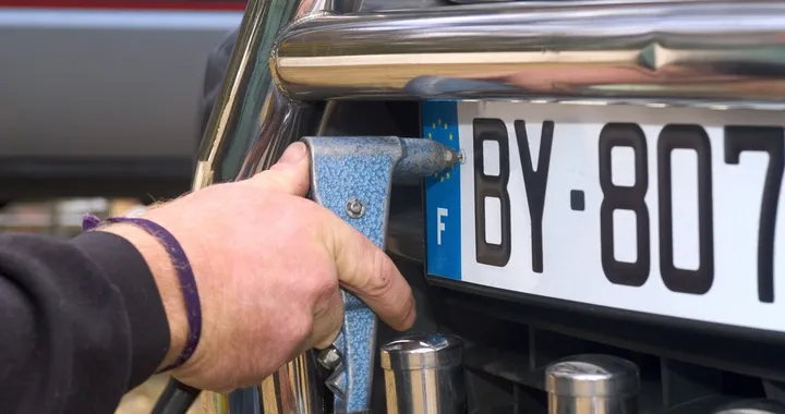 Il cambio della targa danneggiata: cosa fare per la sostituzione e quanto costa