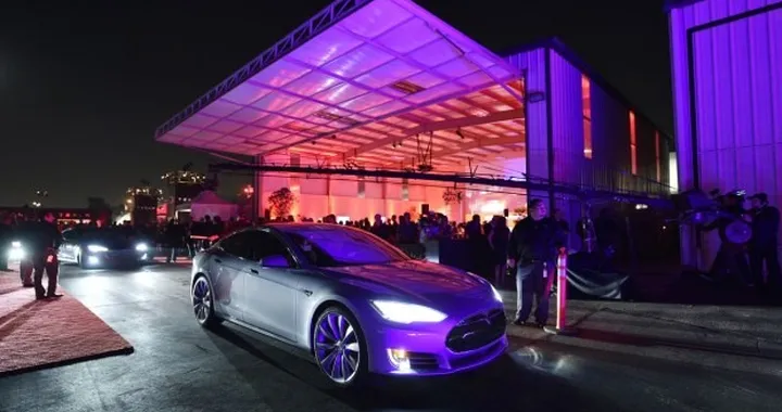 La Tesla Model S P85D introduce un secondo motore elettrico