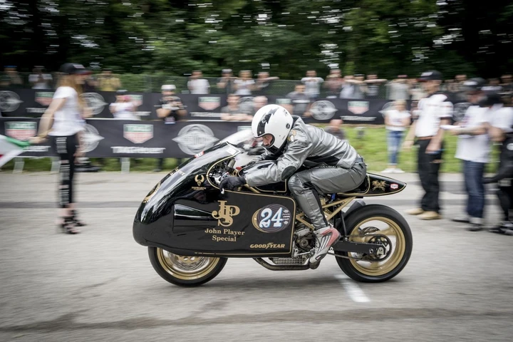 Terzo posto per la Ducati “Ciaparat” di Milano Cafe Racers nella prima tappa del Sultans of Sprint Challenge a The Reunion