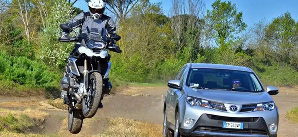 BMW R 1200 GS vs Toyota Rav4: il video test su strada e in off-road