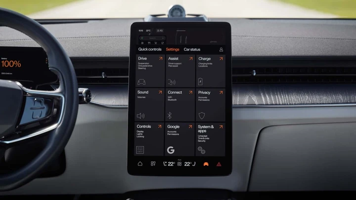 Addio tutto touchscreen, Polestar riporta i comandi fisici a bordo