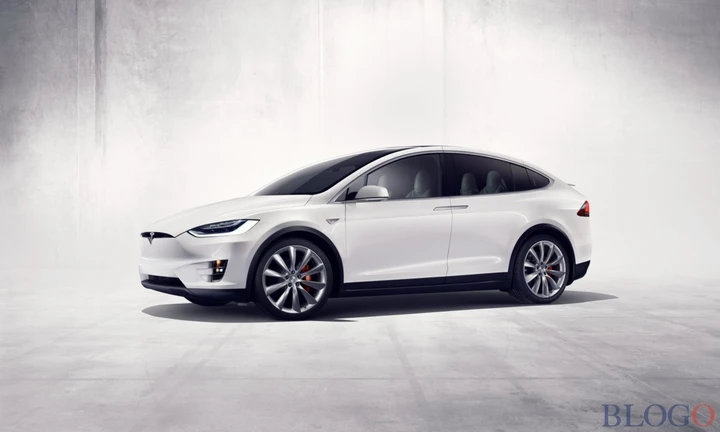 Guida autonoma Tesla: causa per l'incidente mortale sulla Model X