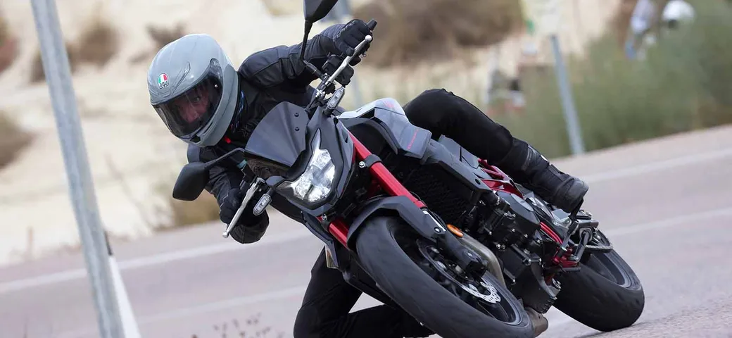Honda CB750 Hornet, la prova su strada (VIDEO)