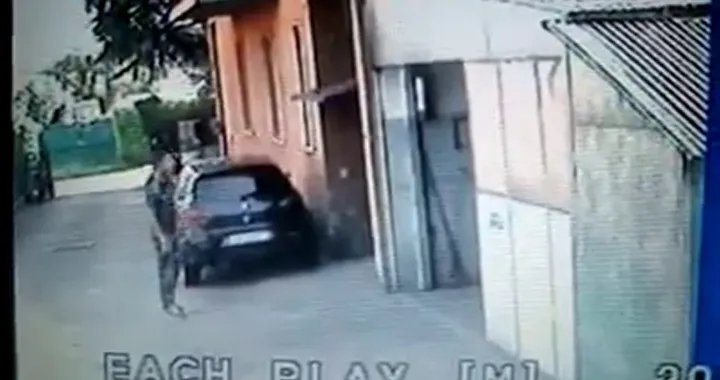 Ladro ruba la mini moto di un bambino