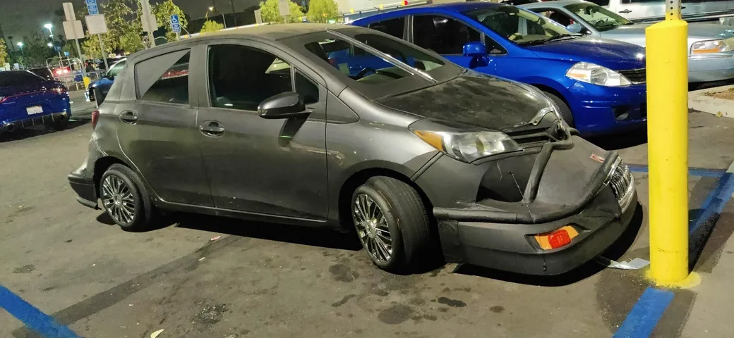 Tuning brutto ai limiti del ridicolo: questa povera Yaris è sfigurata