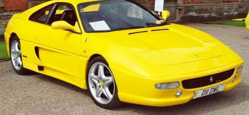 Volete una Ferrari? Compratela finta