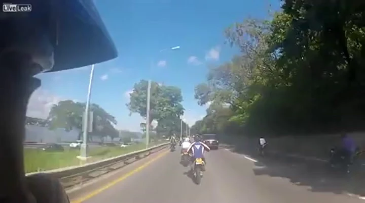 Banda di motociclisti contro una Range Rover Sport: il video shock