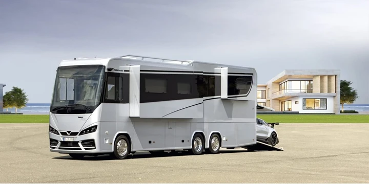 Questo camper costa come una villa: 2,2 milioni di euro e dentro c'è una supercar