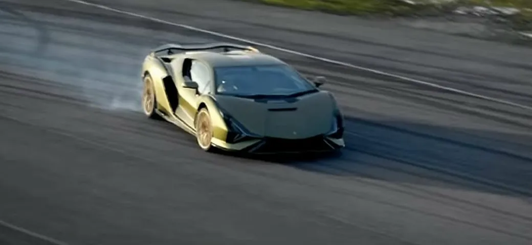 Lamborghini Sián: traversi in pista con la supercar ibrida [Video]