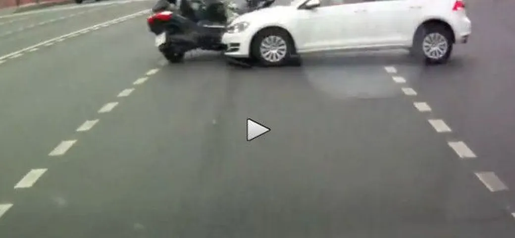 Scooter passa a un incrocio, ma viene centrato [Video]