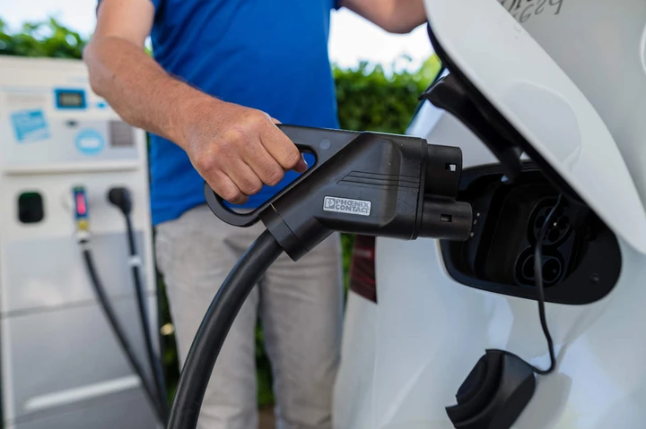Auto elettrica: un italiano su due la comprerebbe