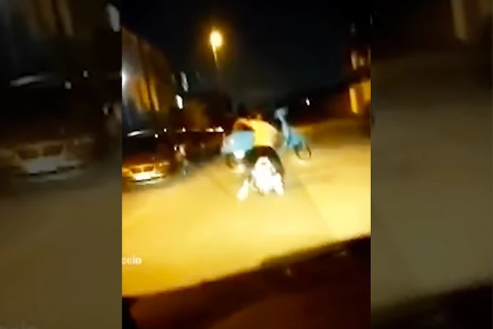 Sullo scooter trasportano una Vespa in braccio: il video girato ad Afragola diventa virale