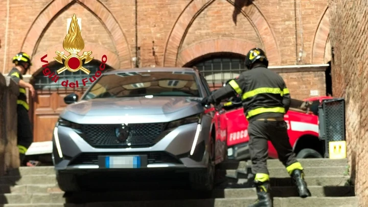 Seguono il GPS e finiscono sulle scale di Piazza del Campo: attimi di paura