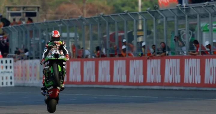 SBK Thailandia, gara 1: dominio Rea su Davies. Beffa Melandri 4°