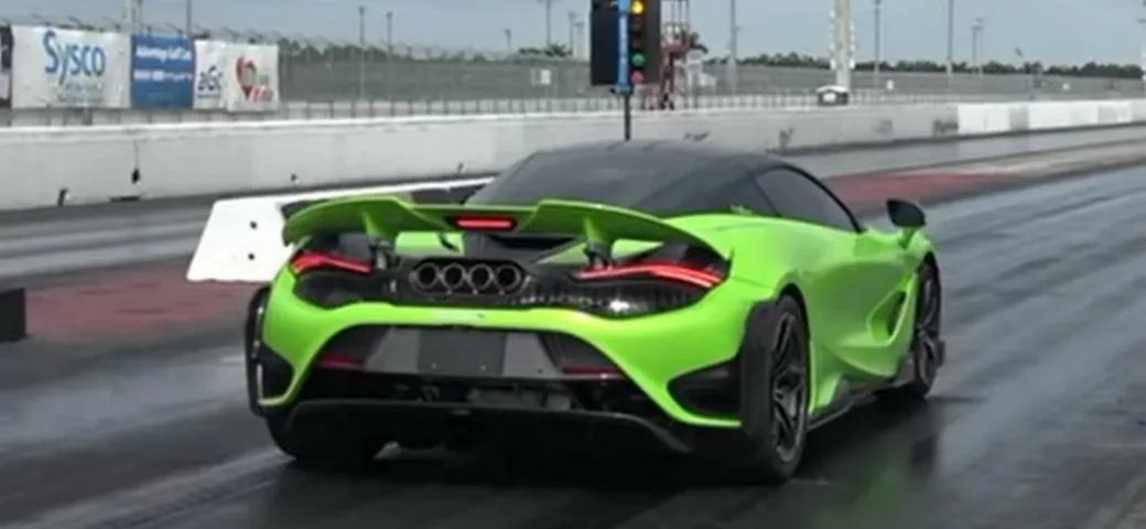 McLaren 765LT brucia l'asfalto