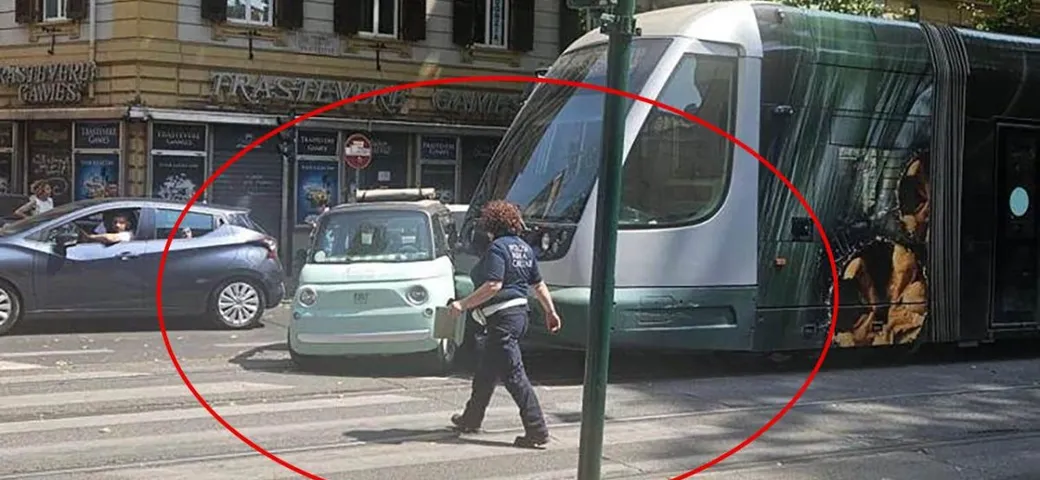 Fiat Topolino sbatte contro un tram a Roma, incidente inseguendo la Dolce Vita