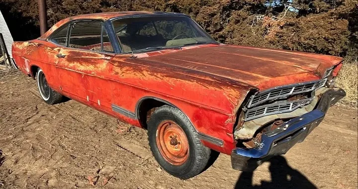 Ford Galaxie del 1967 alla caccia di una nuova vita: un restauro ambizioso