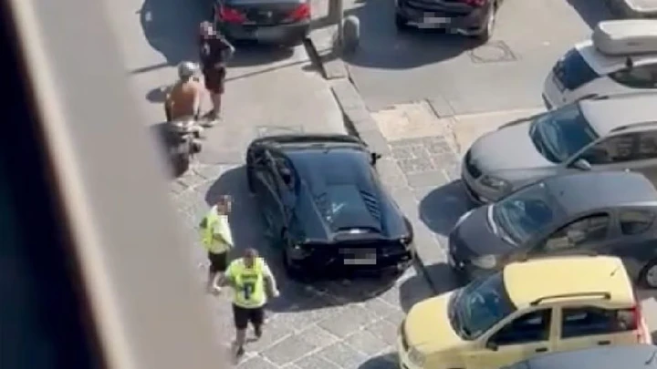 La supercar fa troppo rumore, gli uffici vicini: 