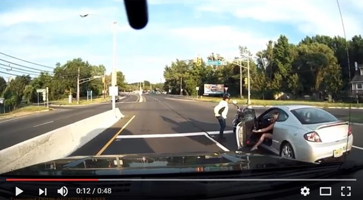 Auto tampona motocicletta al semaforo [Video]