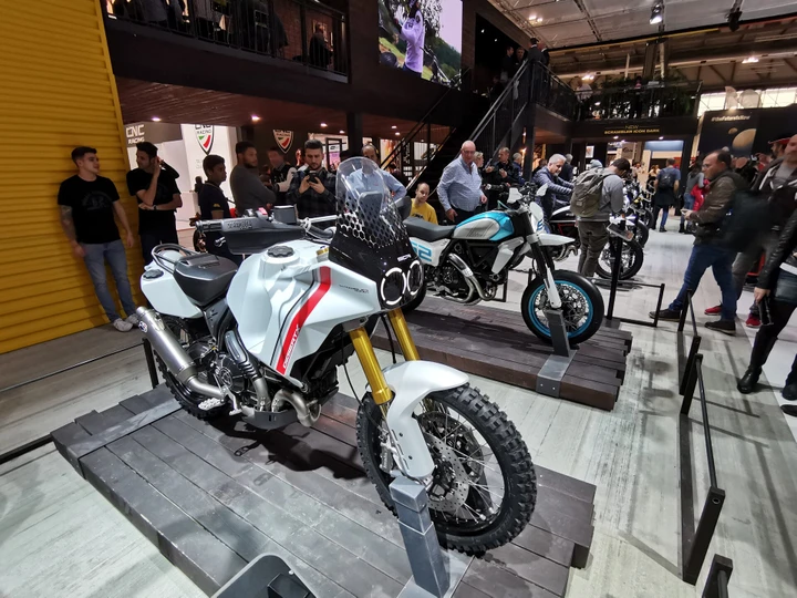 Ducati presenta due concept su base Scrambler: Motard e Desert X