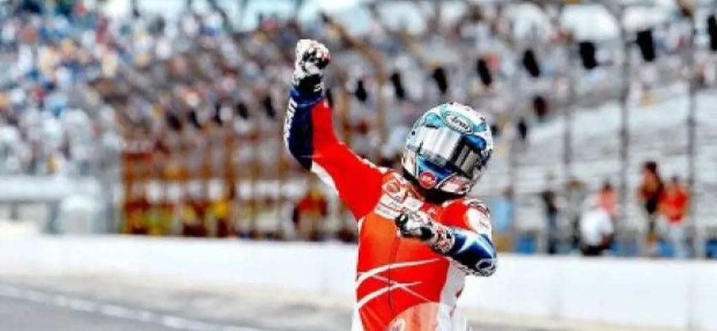 Il casco Arai RX-7 speciale Indianapolis di Nicky Hayden all'asta su eBay