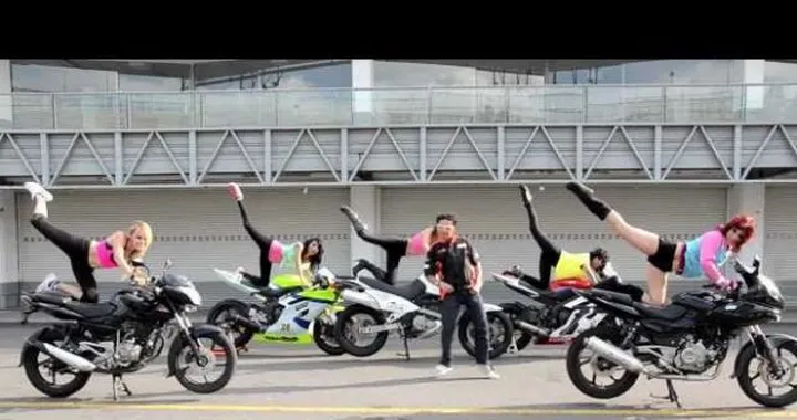 Gangnam style a due ruote /video