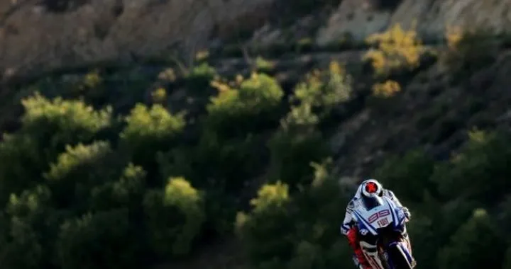 MotoGP: Lorenzo domina a Le Mans, davanti a Rossi e Dovizioso. Stoner cade al secondo giro