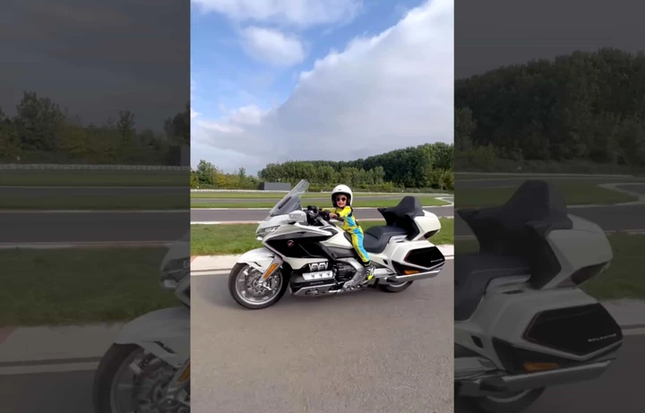 Zayn Sofuoglu (3 anni), figlio di Kenan, guida una Honda Gold Wing
