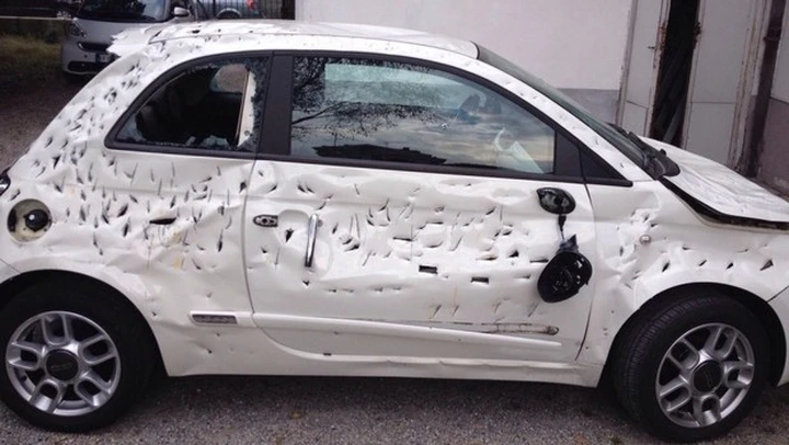 La Fiat 500 non parte, il proprietario la distrugge a picconate