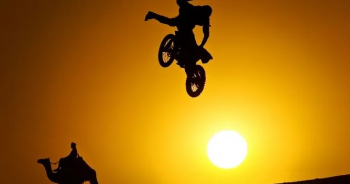 Robbie Maddison vola al tramonto
