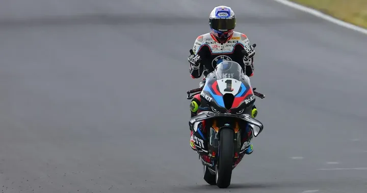 Toprak Razgatlioglu trionfa nella Superpole di Misano: il campionato si infiamma