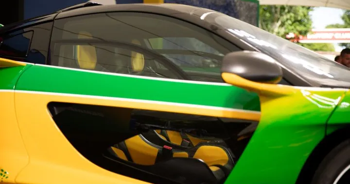 Alcantara e i suoi allestimenti per fuoriserie a Goodwood