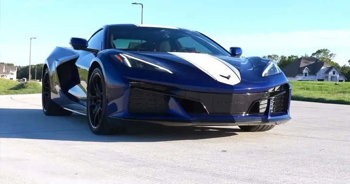 Compra una supercar nuova, ma dopo 5 minuti resta a piedi e chiuso fuori dall'auto
