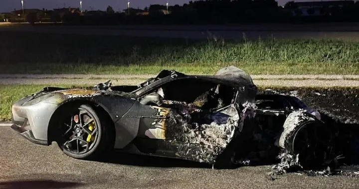 Maserati prende fuoco vicino a Jesolo: conducente si salva appena in tempo