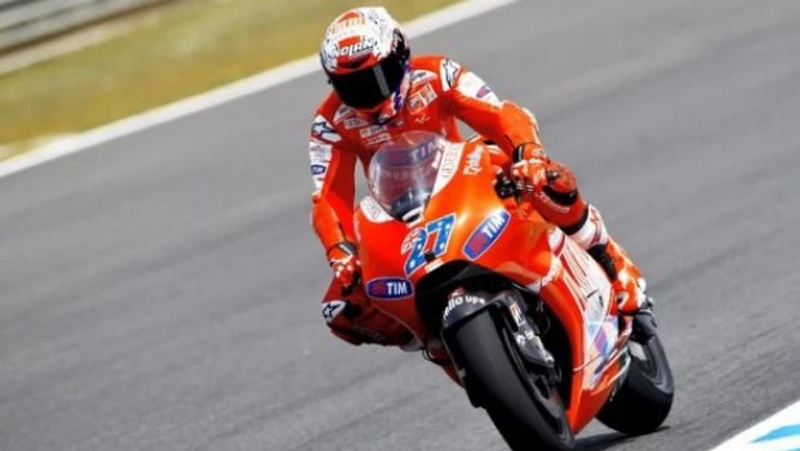 MotoGP: Casey Stoner è primo nelle libere a Jerez nonostante una caduta