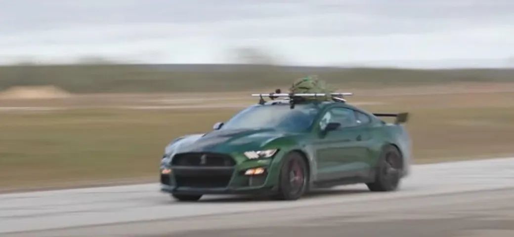 La Mustang di Hennessey a 310 Km/h con l'albero di Natale sul tetto [Video]