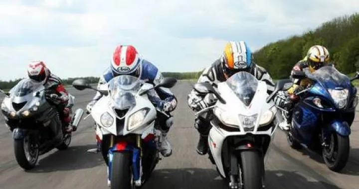 Test di velocità: ZZR1400 vs Hayabusa vs RSV4 vs S1000RR