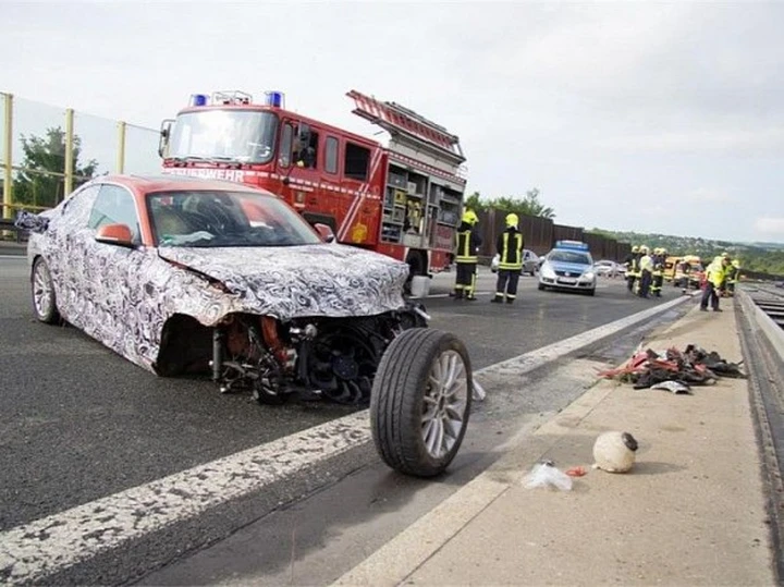 BMW Serie 2: un muletto va 'a muro' in autostrada. Non è purtroppo l'unico prototipo vittima di un incidente