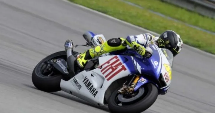 Rossi secondo tallona Stoner, importanti progressi per Lorenzo