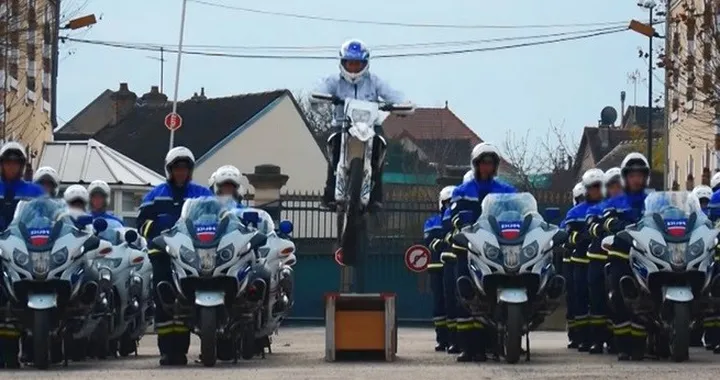 L'incredibile danza in moto della Polizia Francese [Video]