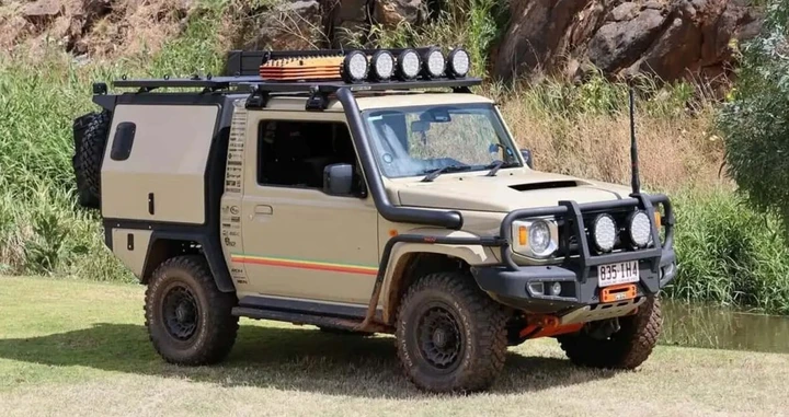 Quando la Suzuki Jimny incontra la Toyota Land Cruiser in un fuoristrada unico