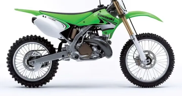 Kawasaki riporta in vita il motore 2T: un teaser che accende la passione