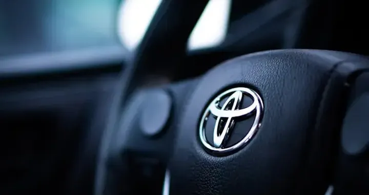 Tesla perde terreno, Toyota domina: i numeri e le cause