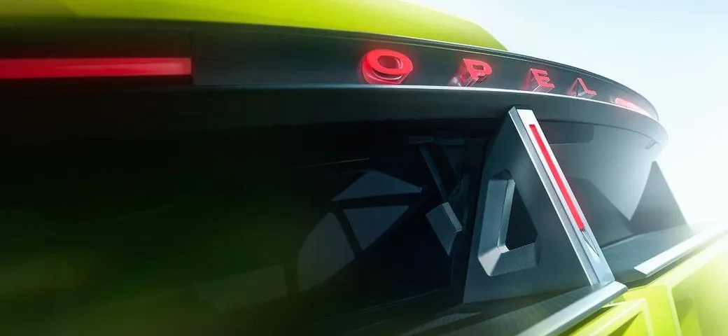 Opel ha in serbo una grande sorpresa per l'IAA Mobility: sarà sportiva