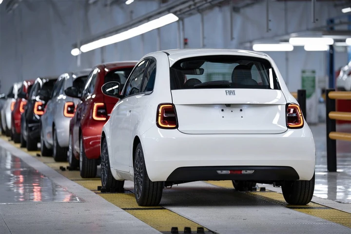 Fiat 500 Ibrida, primi esemplari in strada: le novità
