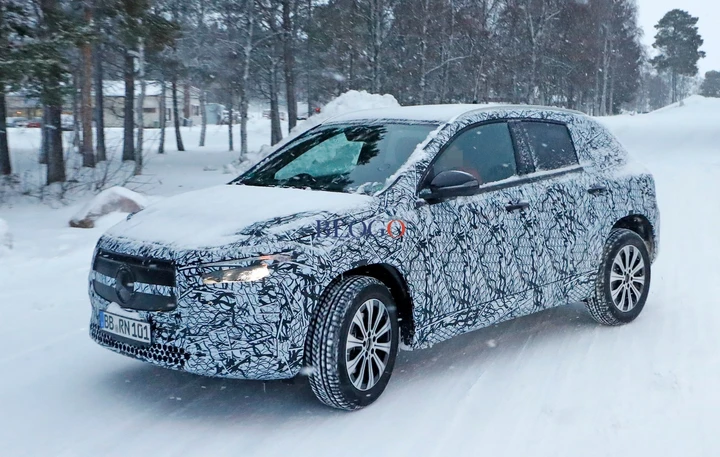 Mercedes-Benz EQA: le foto spia